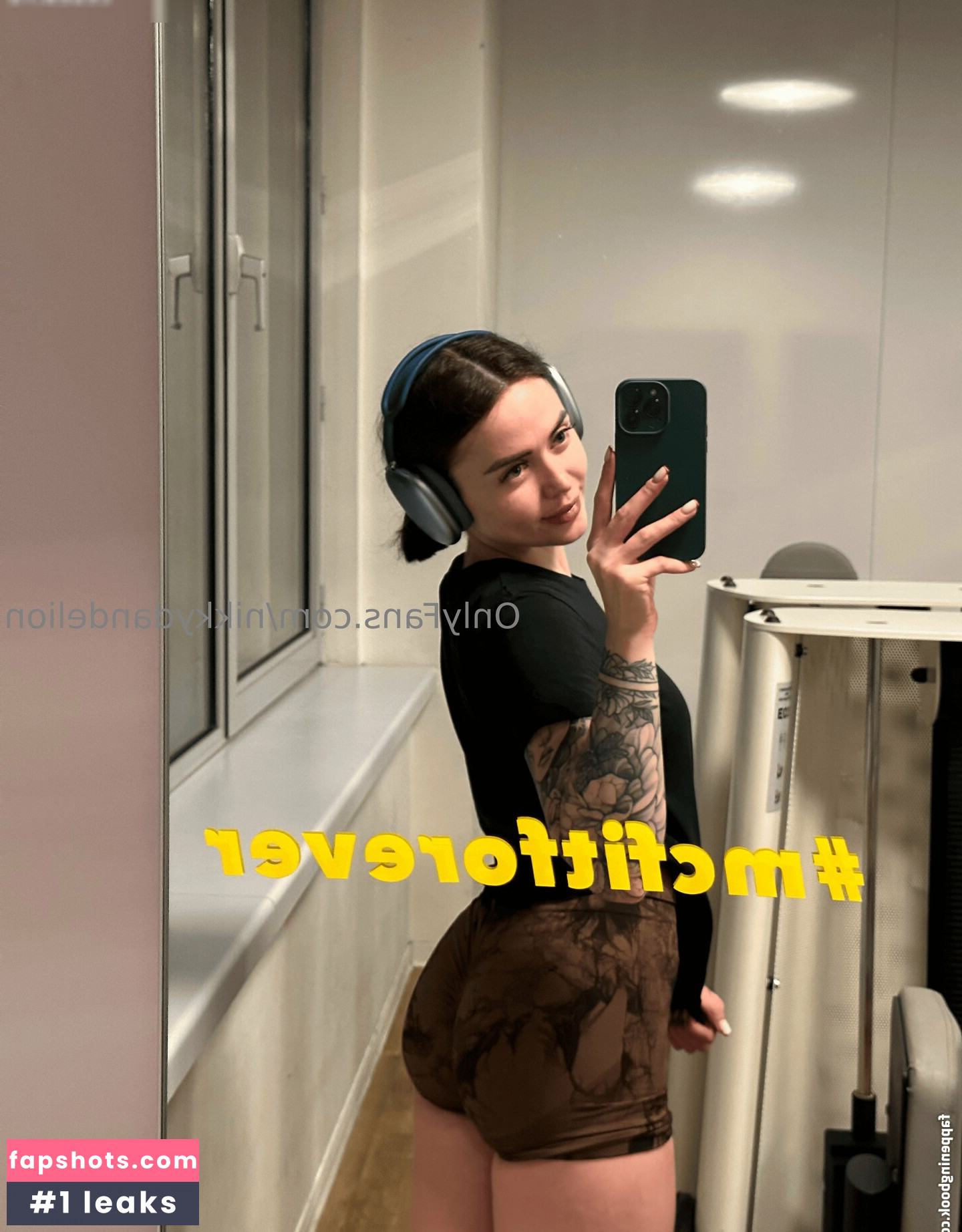 Nikky Dandelion gallery photo #6