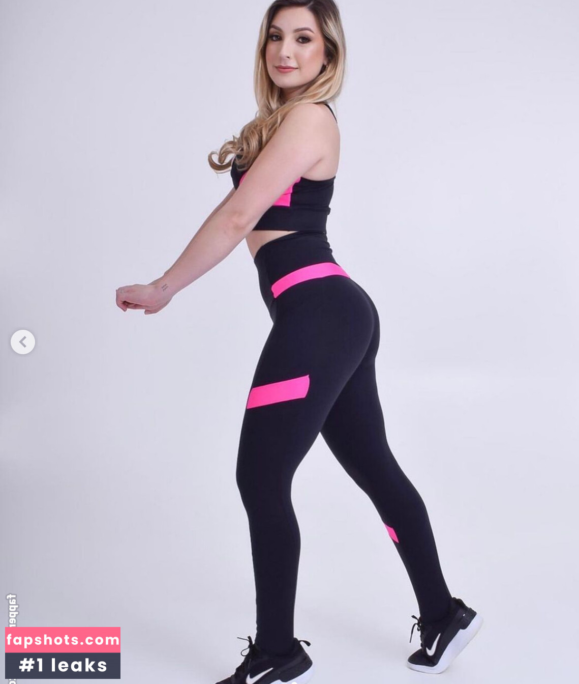 Nikole Iwanczuk gallery photo #8