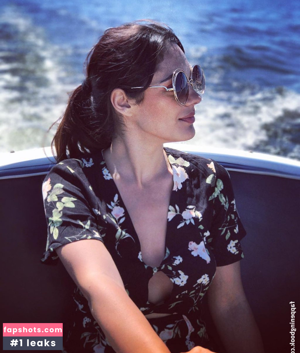 Nilam Farooq gallery photo #7