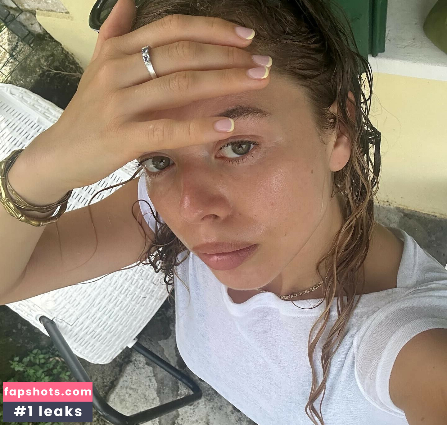 Nilufer Yanya nude babe gallery