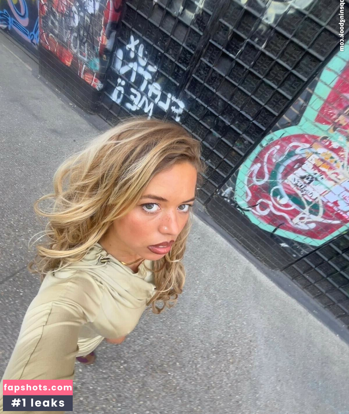 Nilufer Yanya gallery photo #8