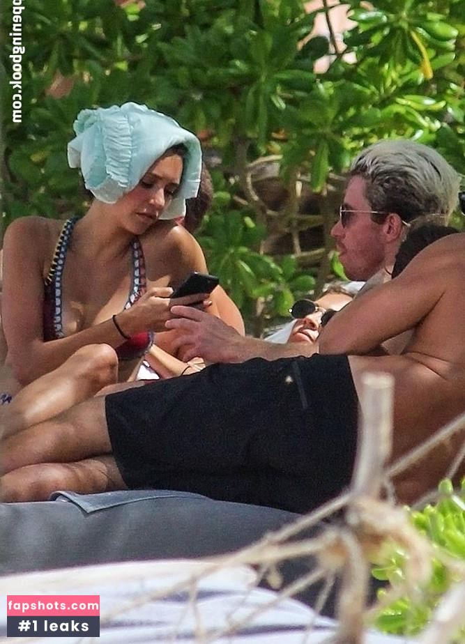 Nina Dobrev gallery photo #1138