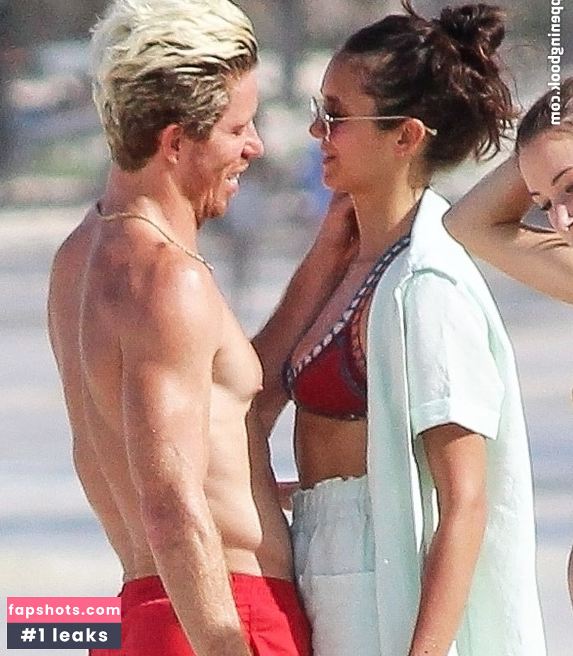 Nina Dobrev gallery photo #1142