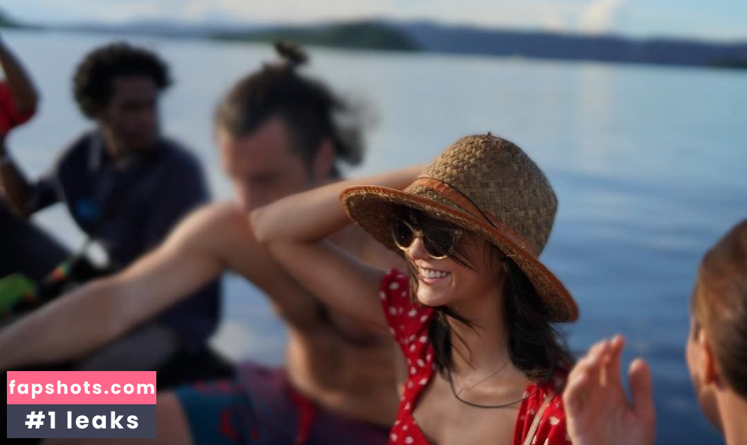 Nina Dobrev gallery photo #2377