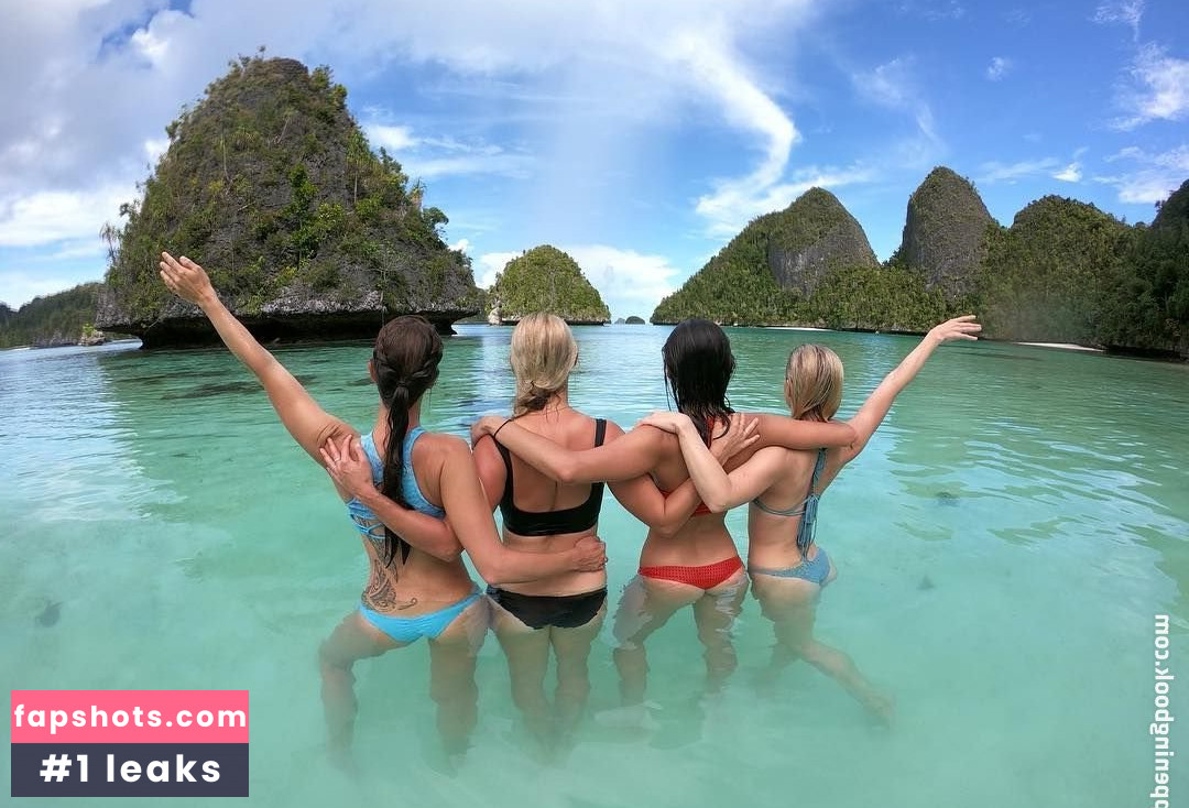 Nina Dobrev gallery photo #2401