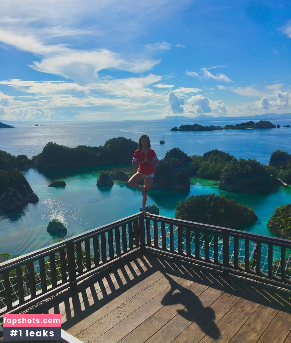 Nina Dobrev gallery photo #2421