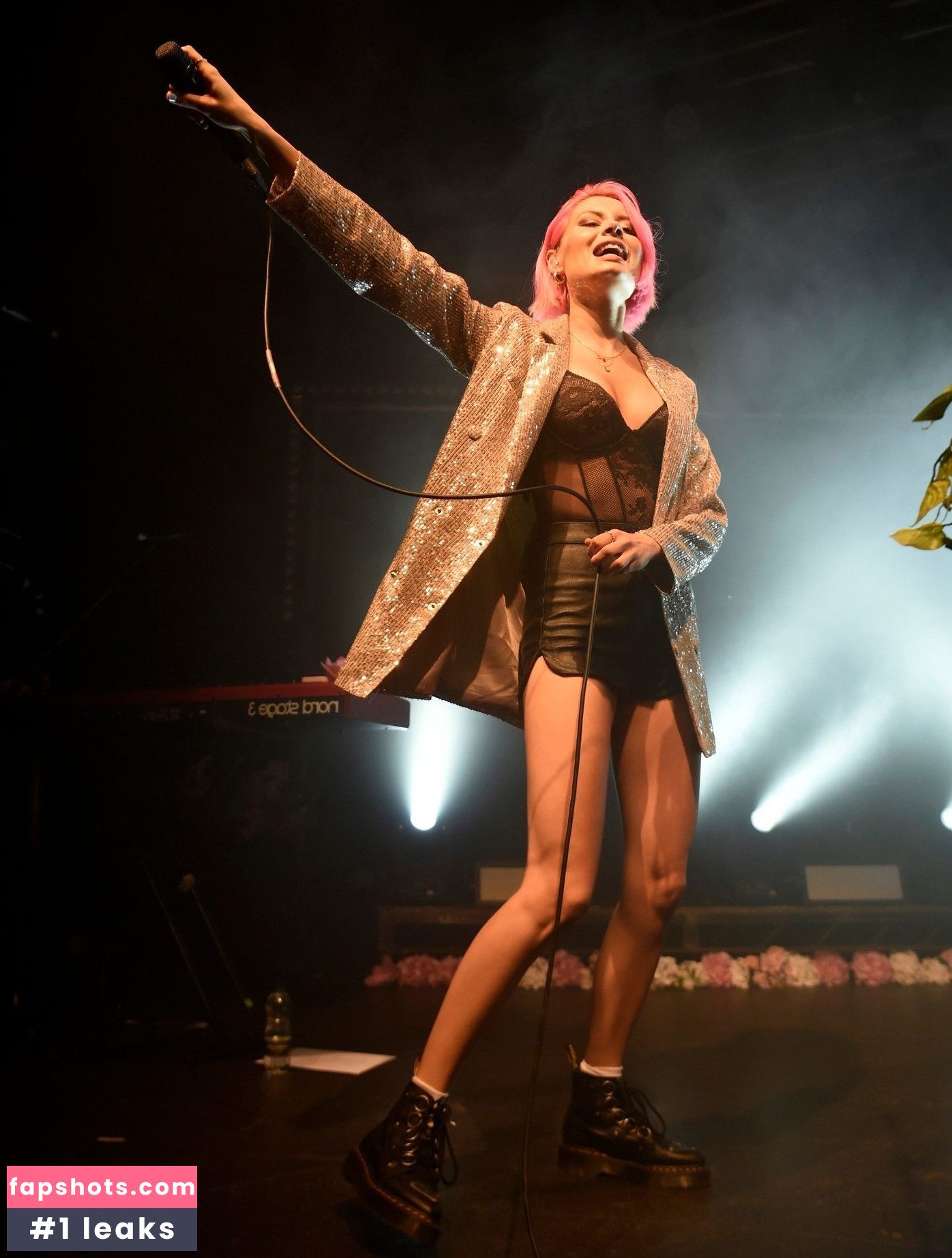 Nina Nesbitt gallery photo #16