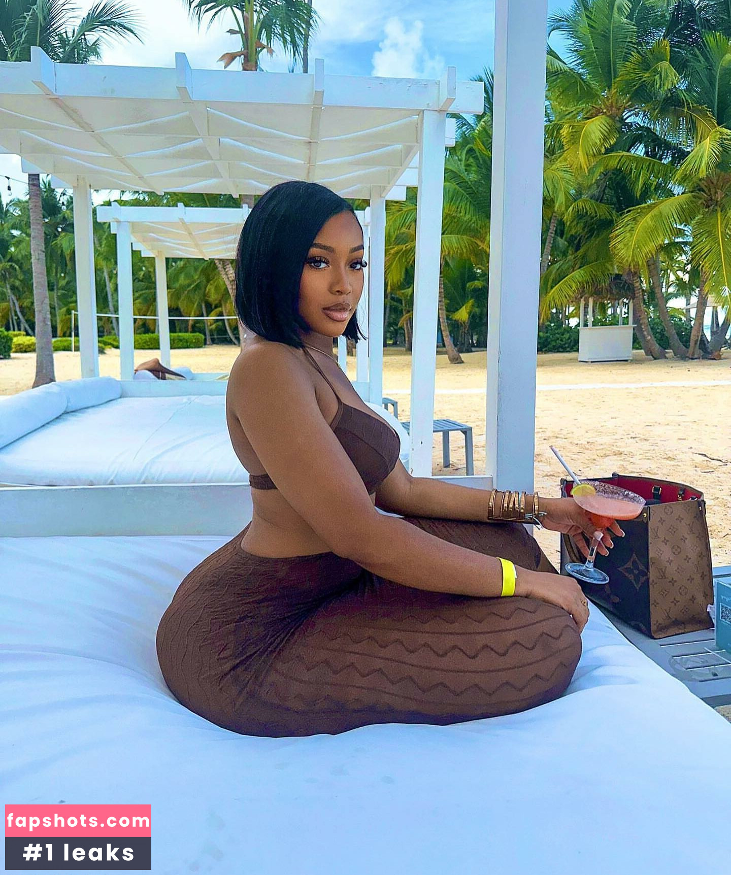 Nneka gallery photo #23