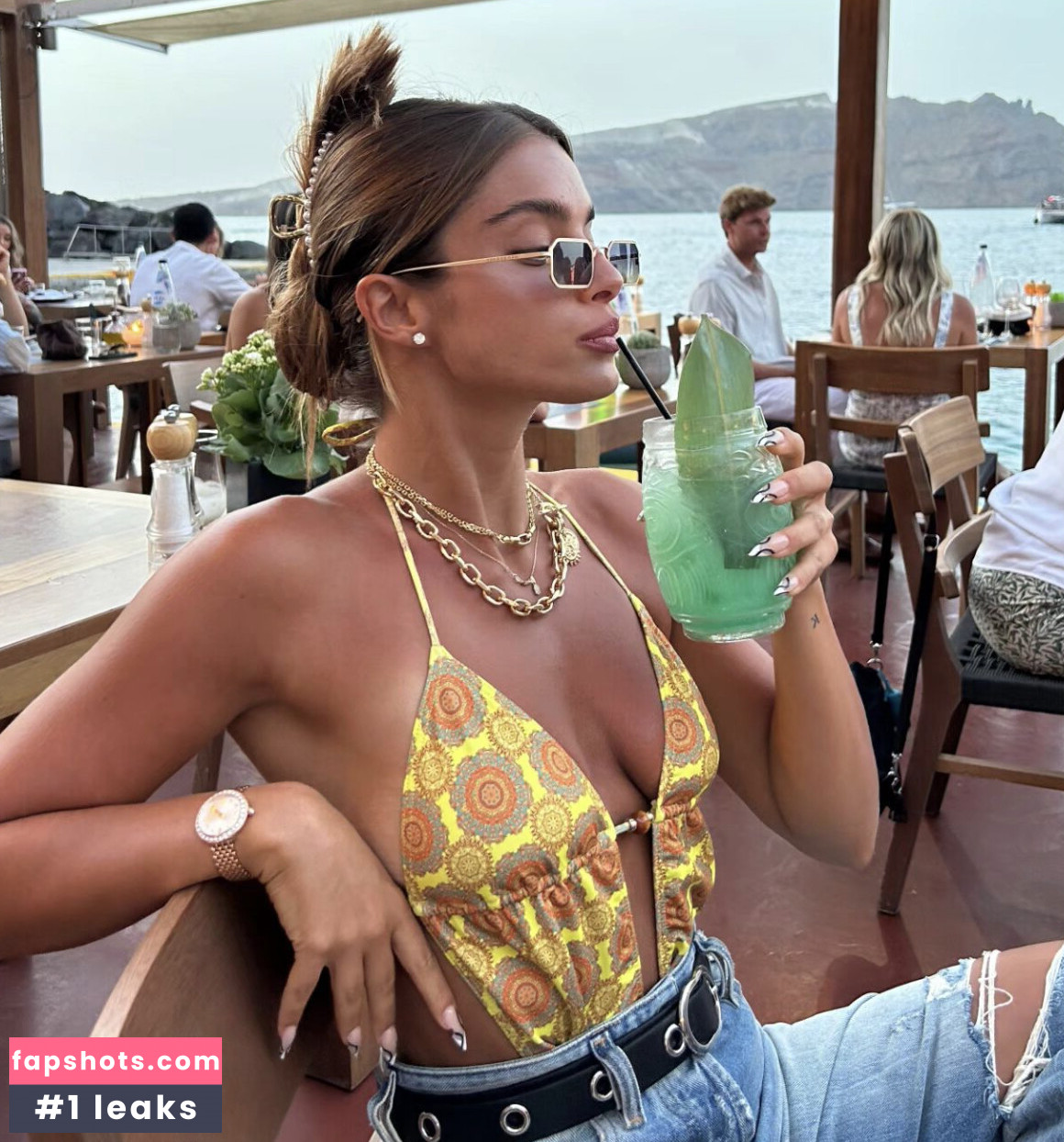 Noa Kirel gallery photo #14