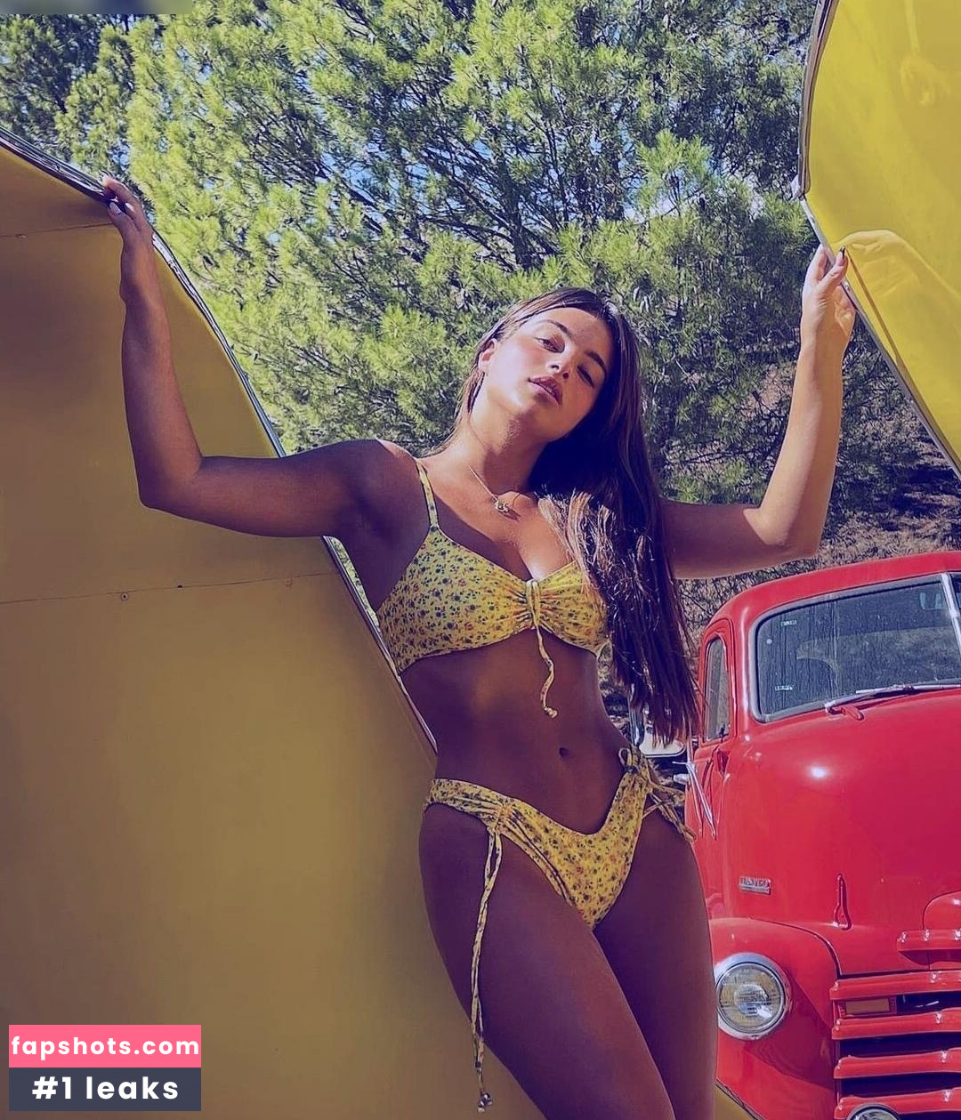 Noa Kirel gallery photo #24