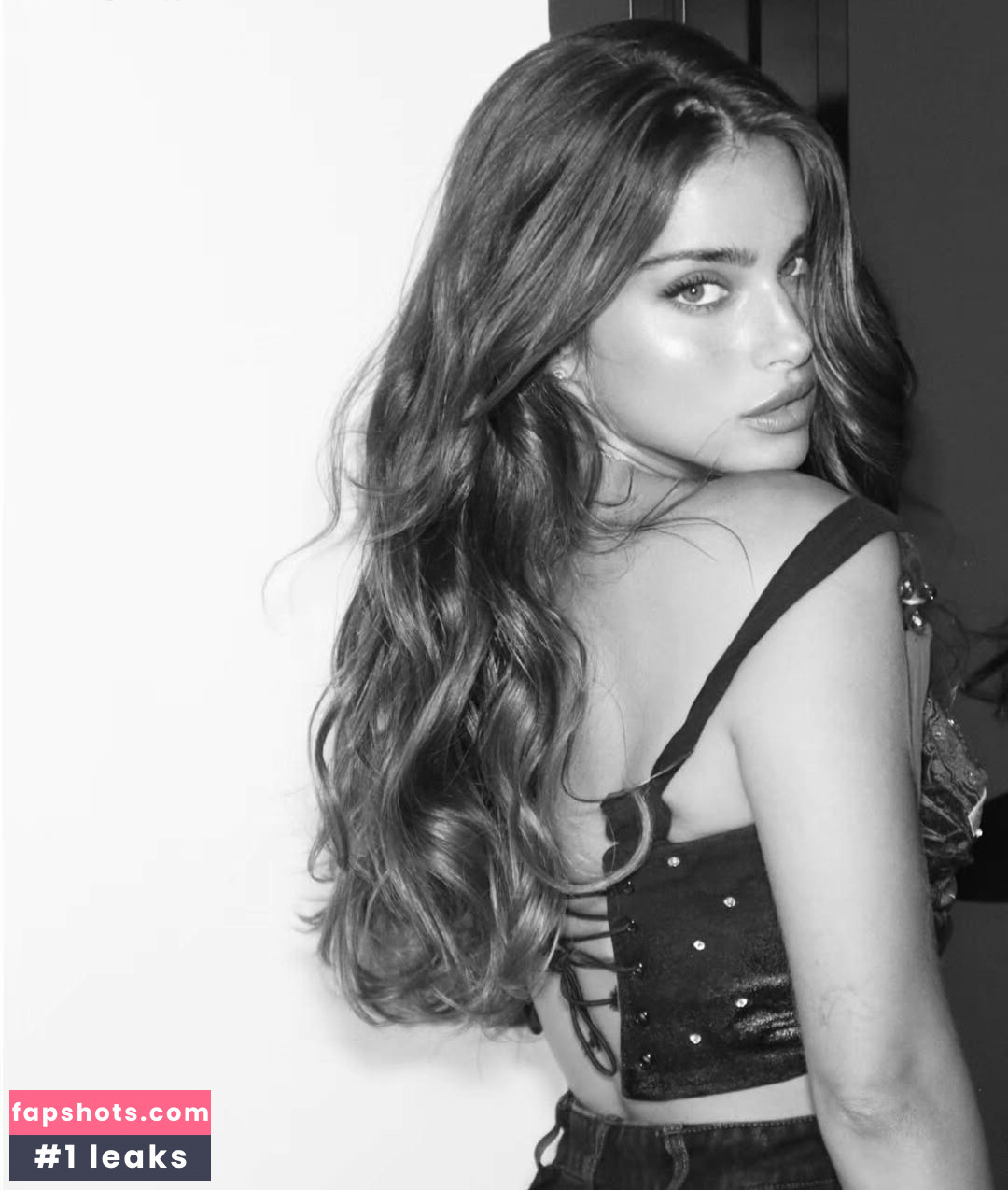 Noa Kirel gallery photo #9