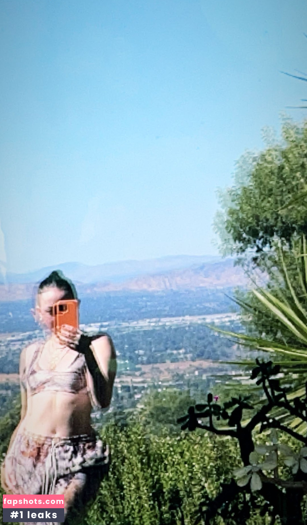 Noah Cyrus gallery photo #486