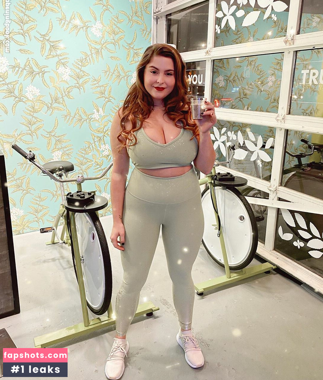 Noelle Downing gallery photo #12