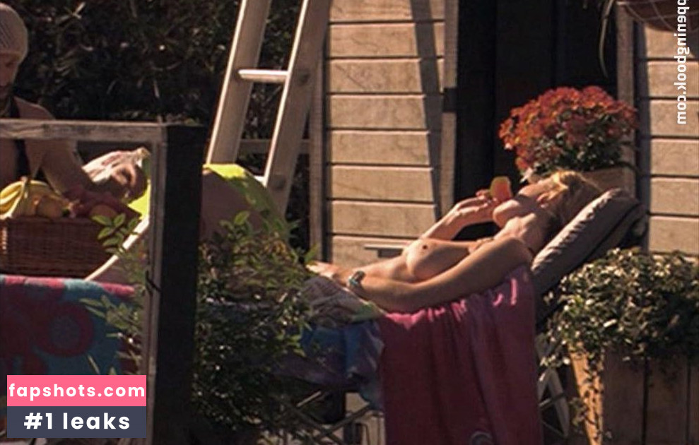 Noelle Evans nude babe gallery