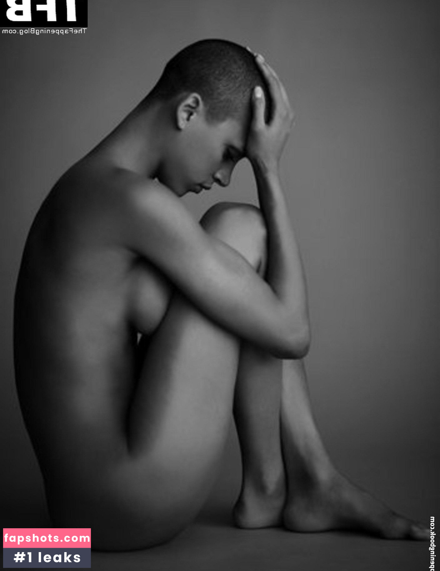 Noémie Lenoir gallery photo #31