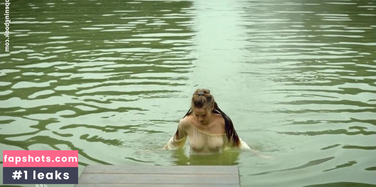 Noémie Schmidt gallery photo #18