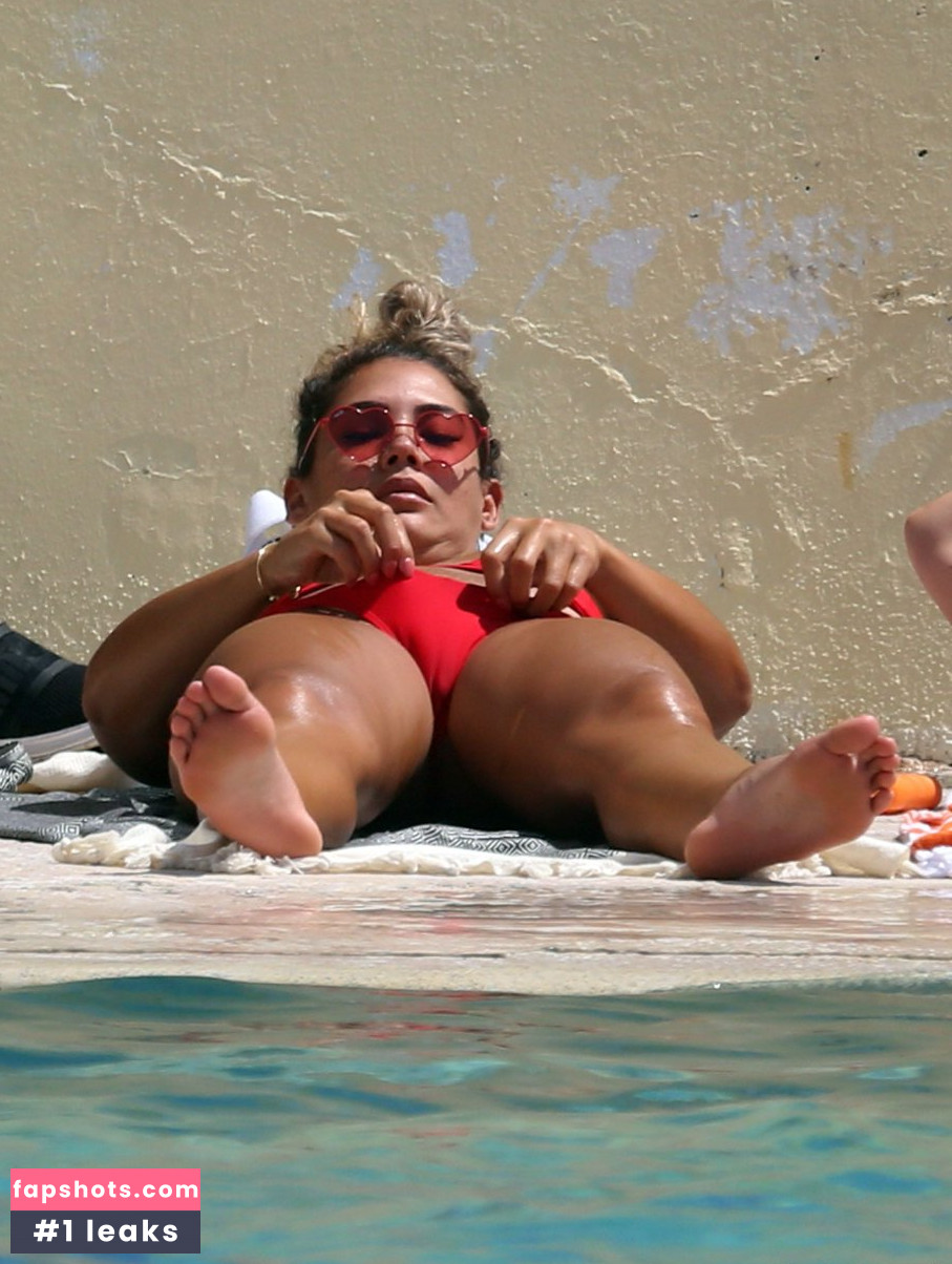 Noni Janur gallery photo #108