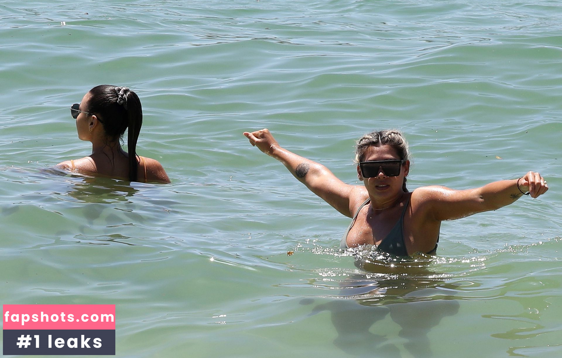 Noni Janur gallery photo #22