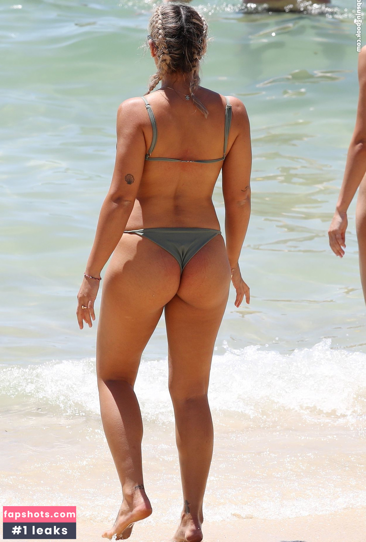 Noni Janur gallery photo #26