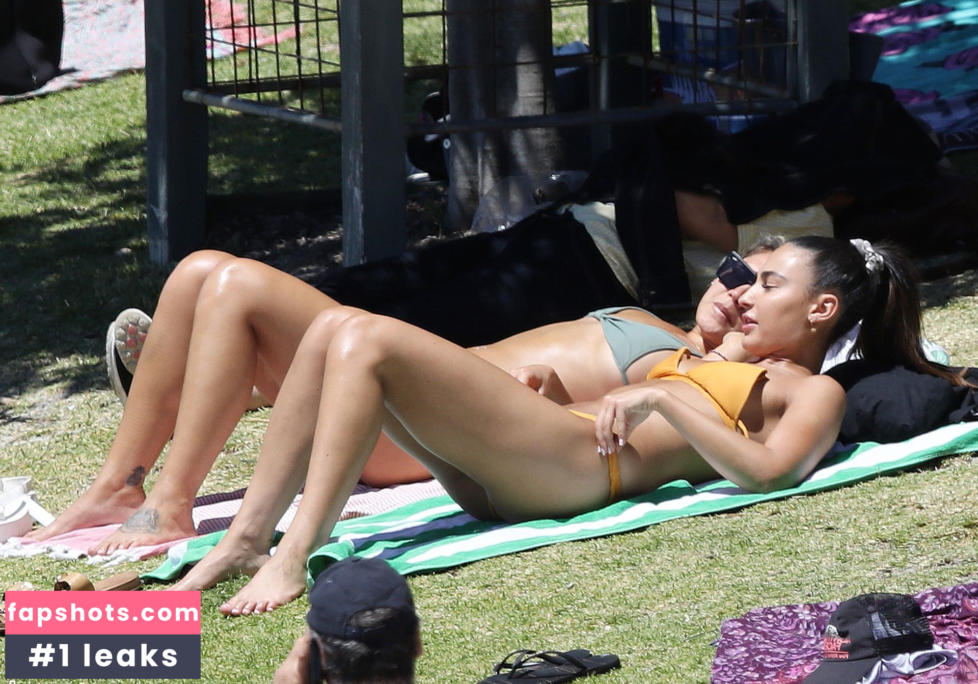 Noni Janur gallery photo #37