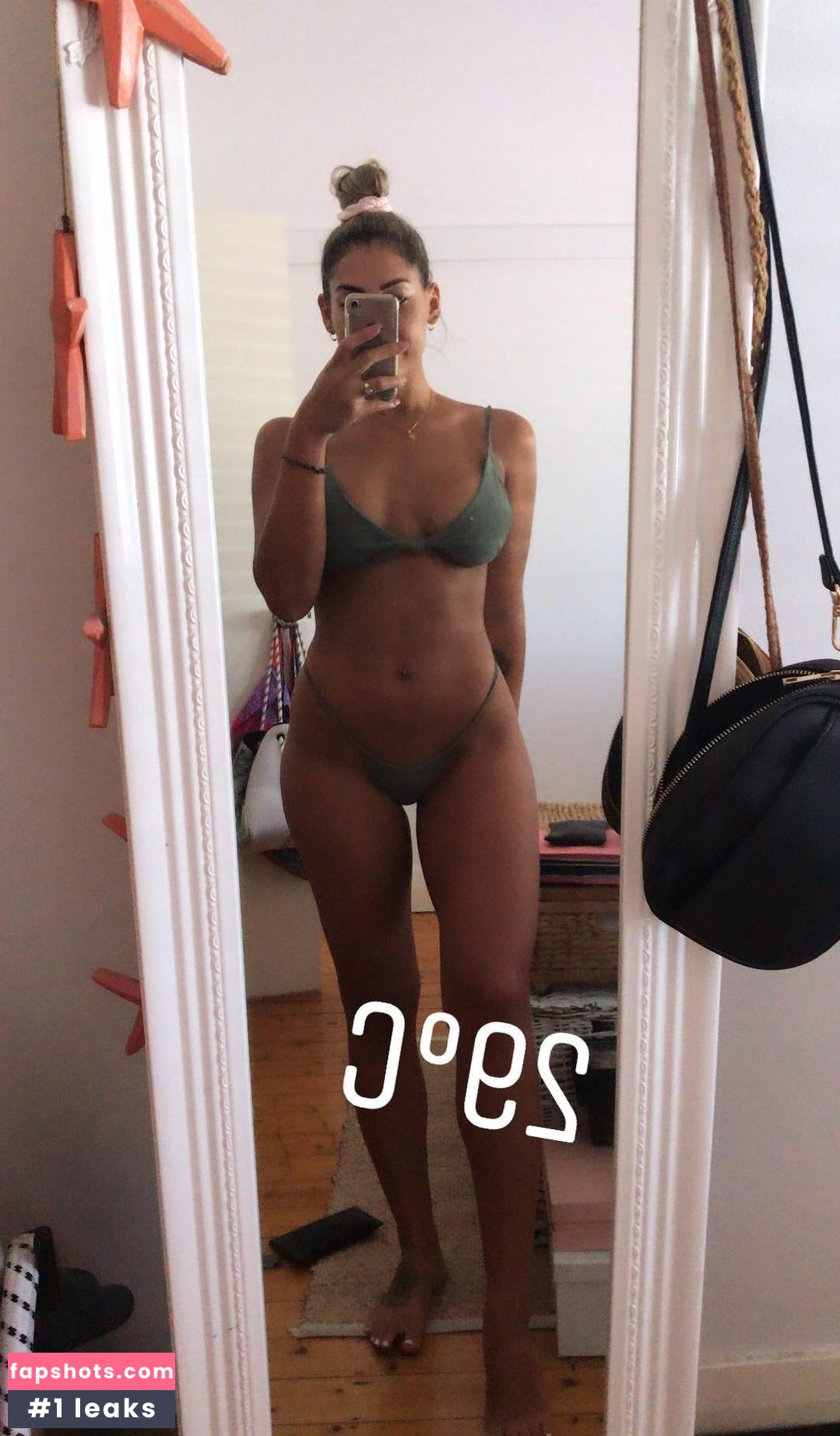 Noni Janur gallery photo #52