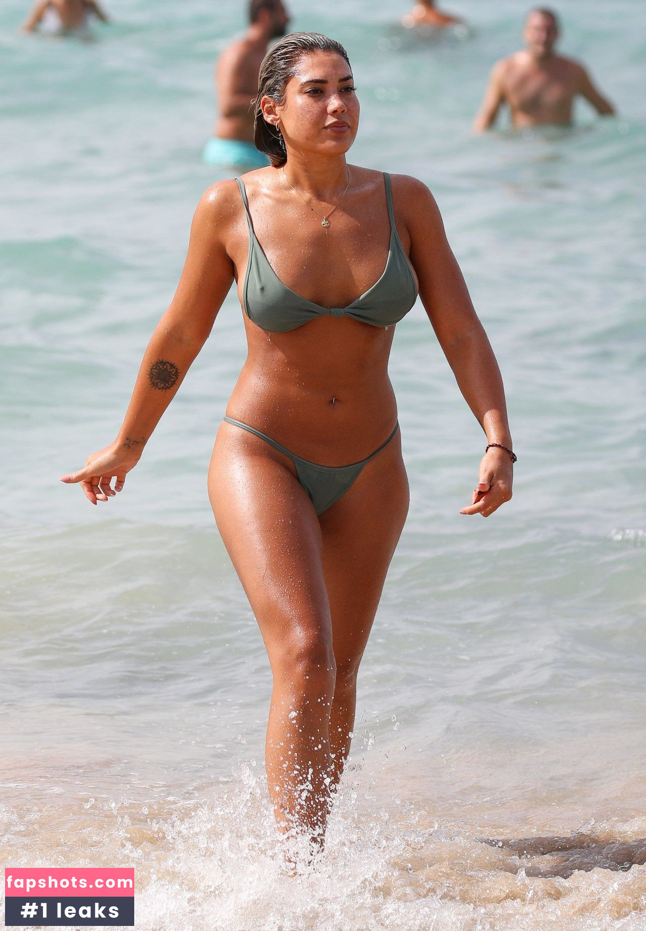 Noni Janur gallery photo #71