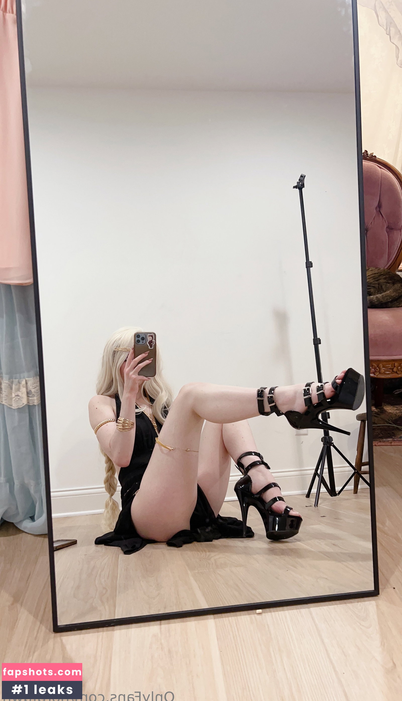 Nora Fawn gallery photo #1977
