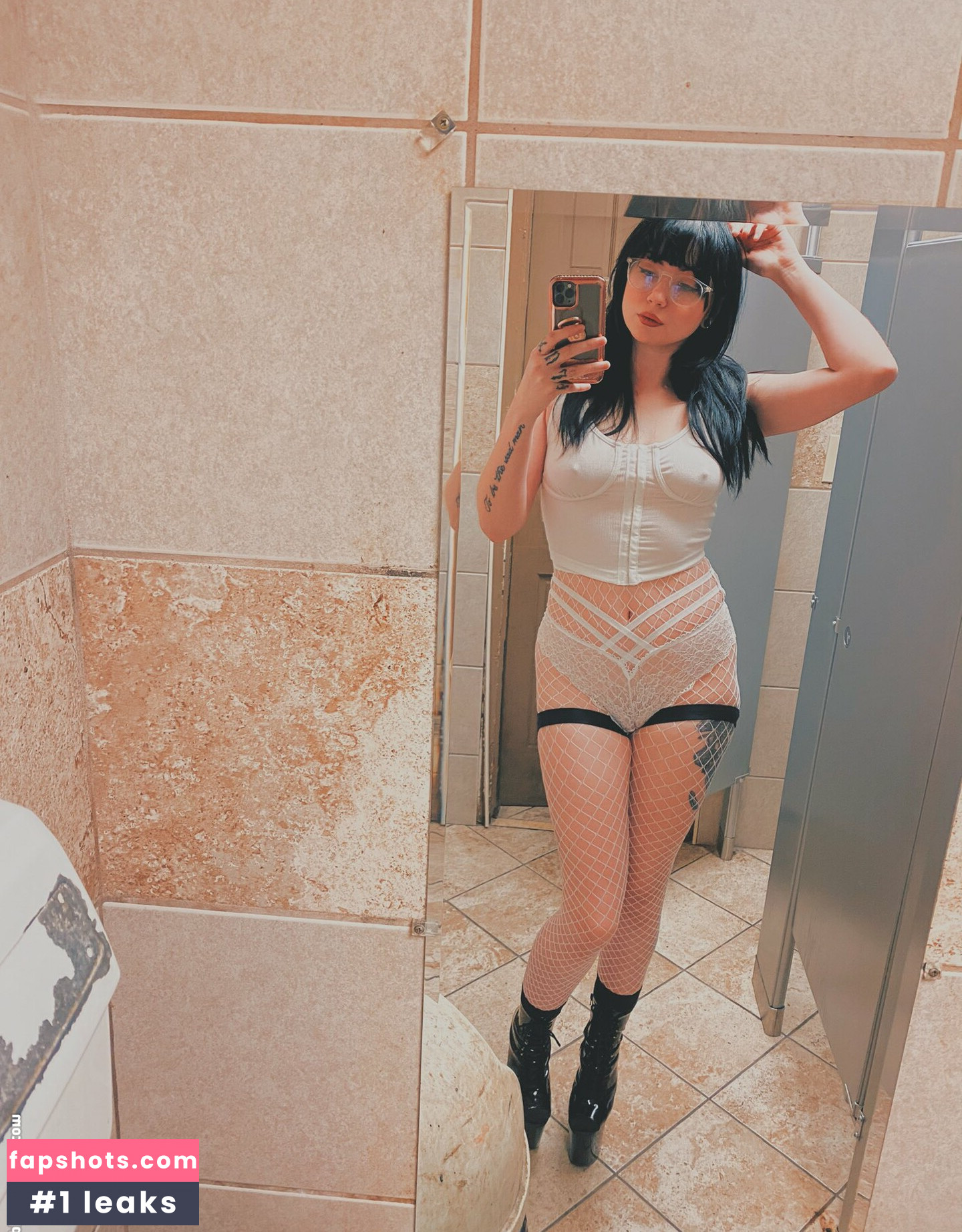 Nova Maelle gallery photo #5