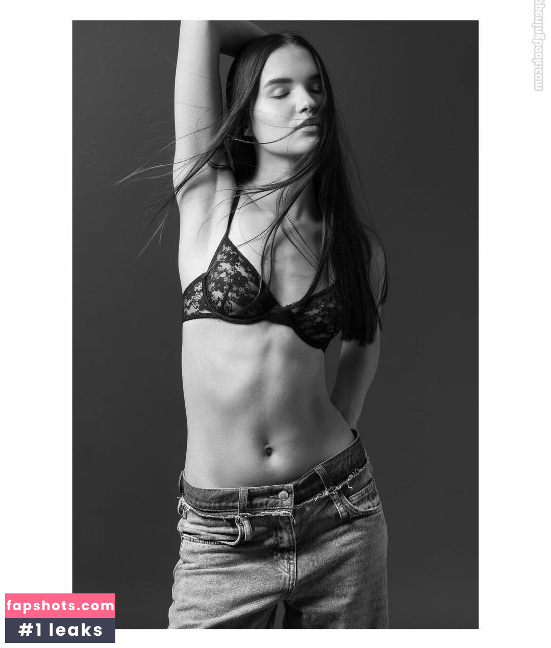 Noya Elia gallery photo #14