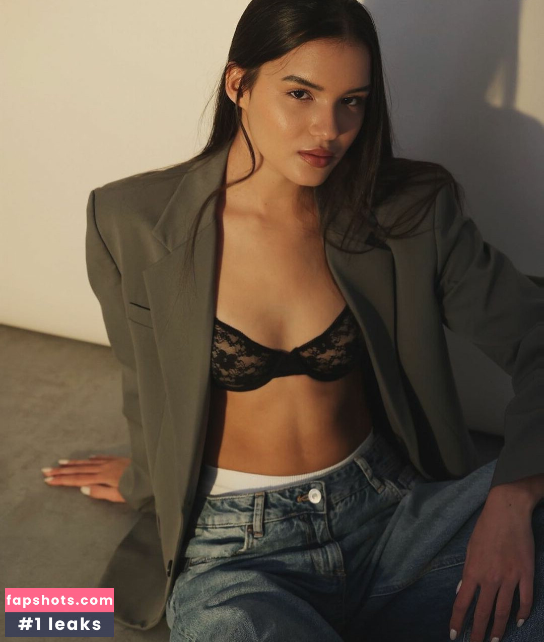 Noya Elia gallery photo #9