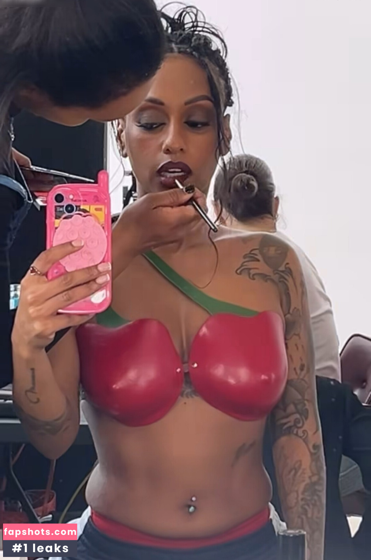 Nura Habib Omer gallery photo #14