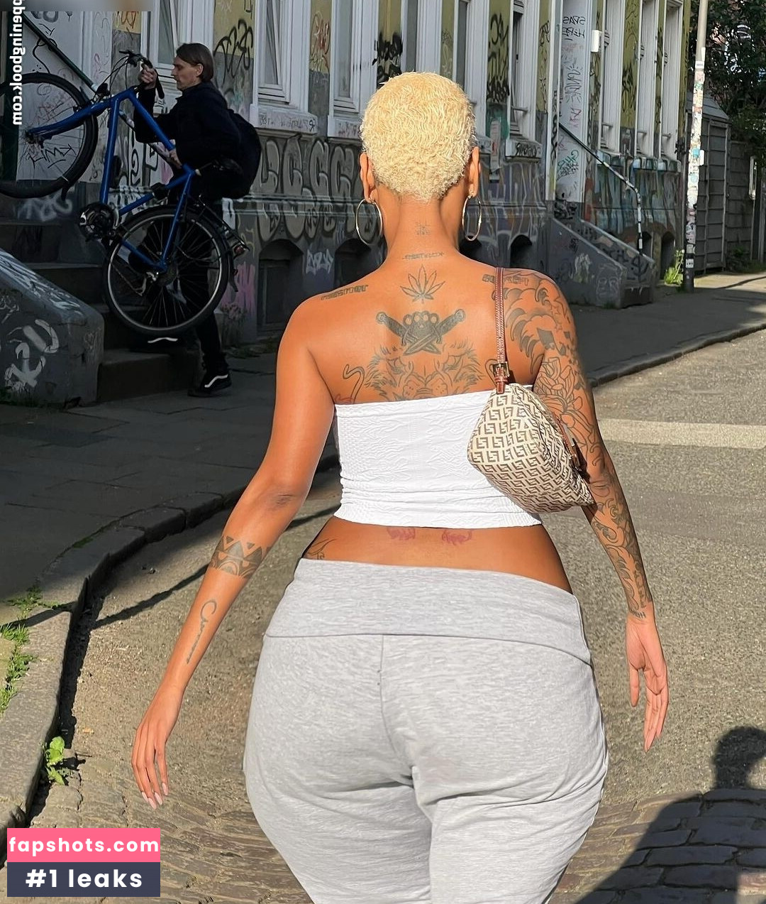 Nura Habib Omer gallery photo #18