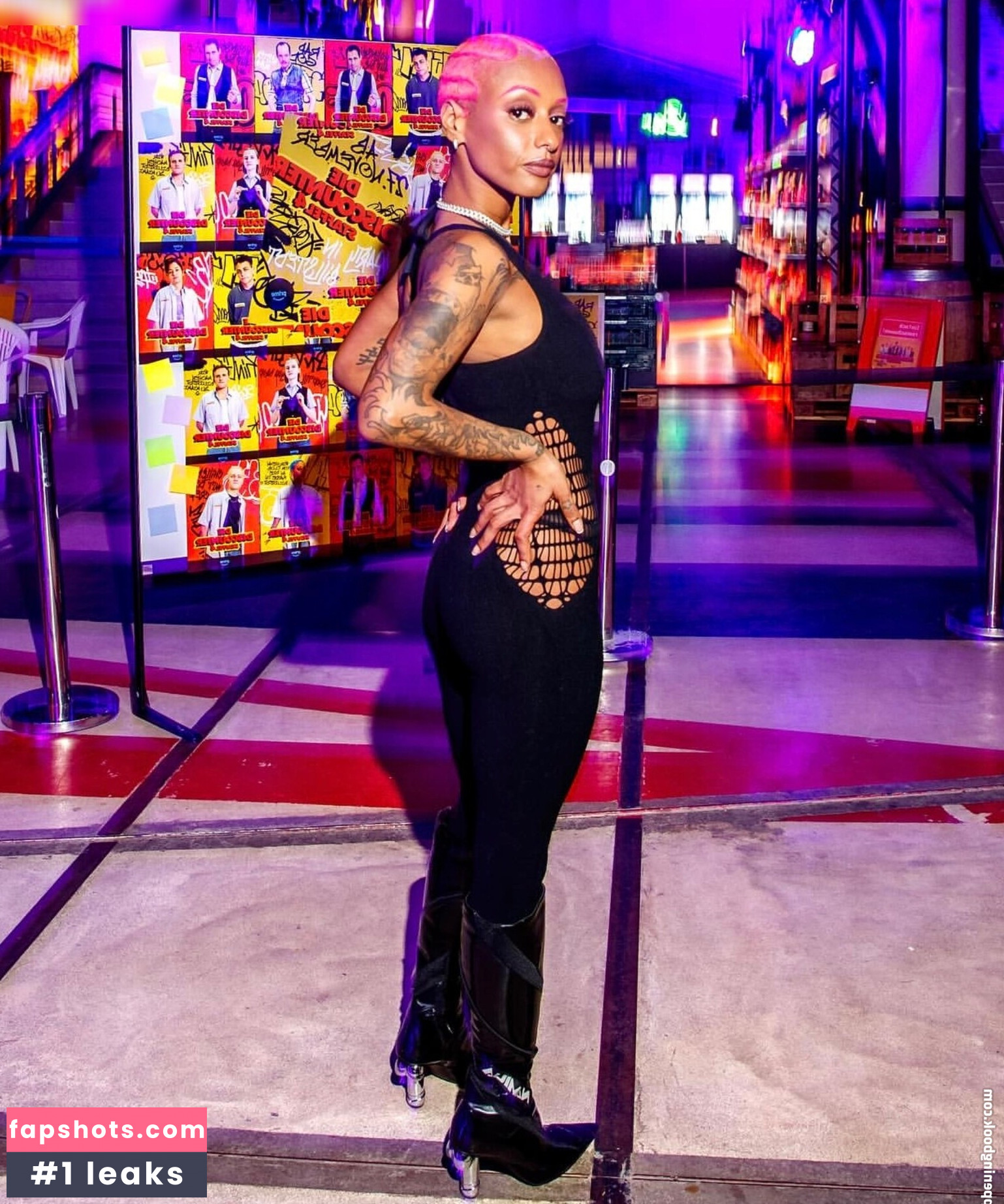 Nura Habib Omer gallery photo #5