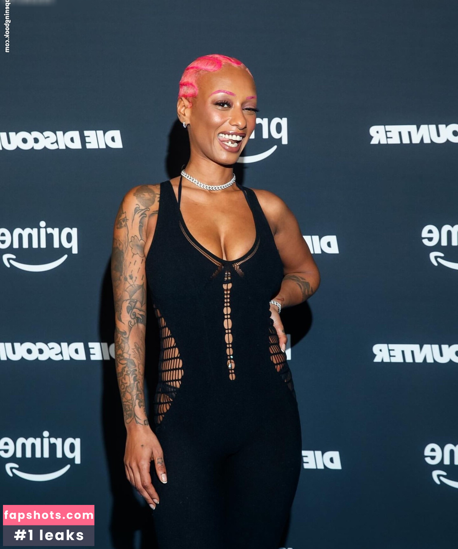 Nura Habib Omer gallery photo #6