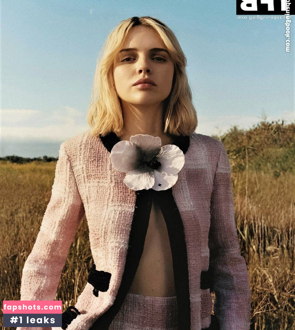 Odessa Young gallery photo #8