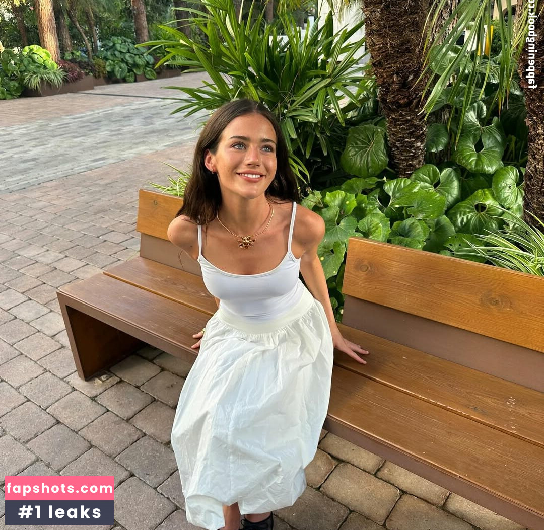 Olivia Neill nude babe gallery