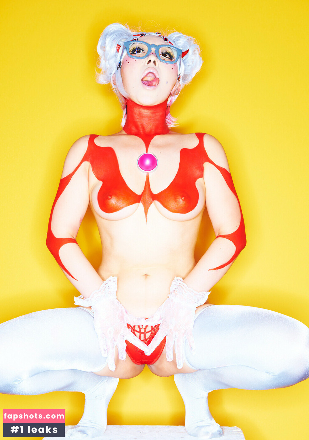 Omi Kero Gibson gallery photo #34