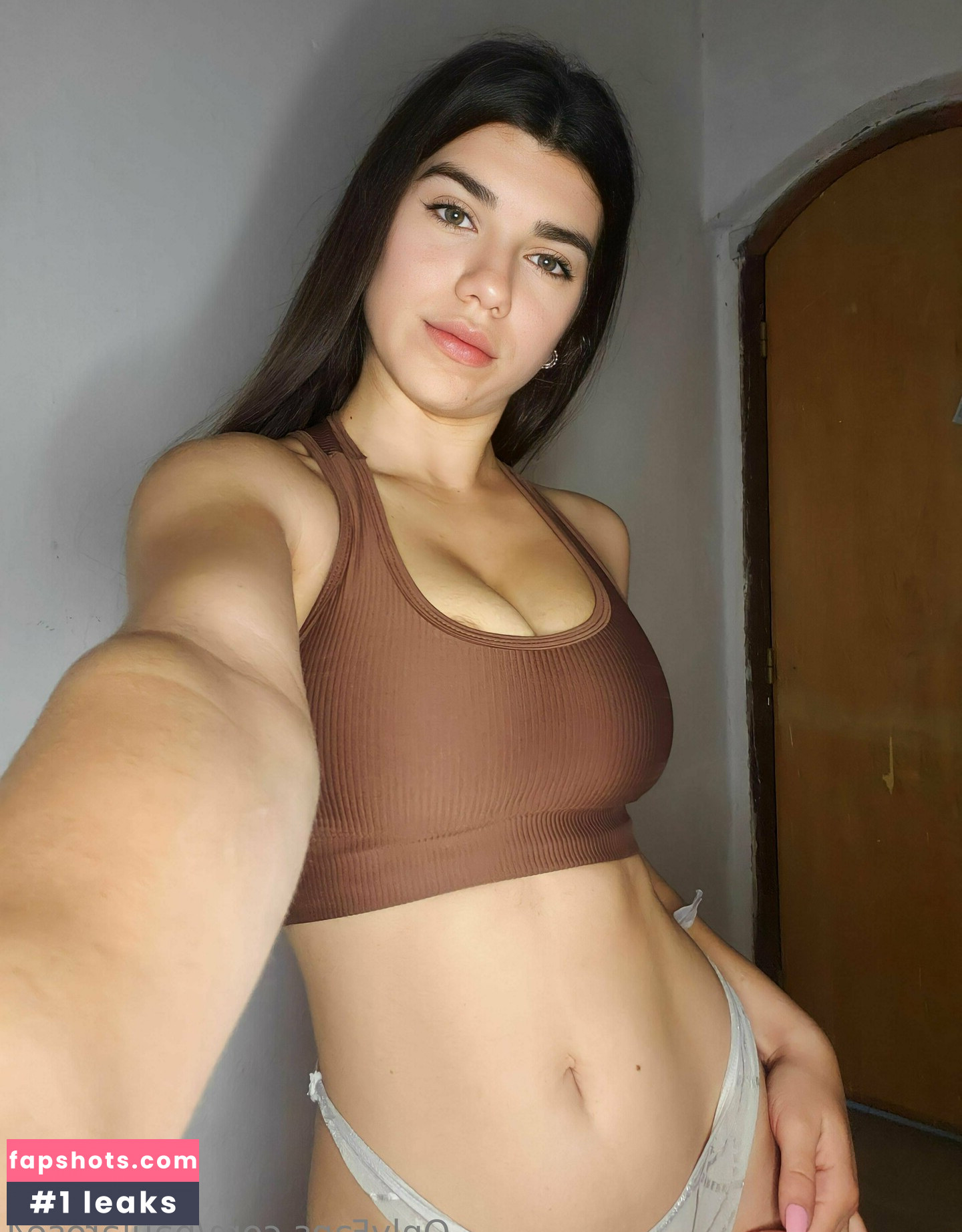 Outrageouscheeka gallery photo #2