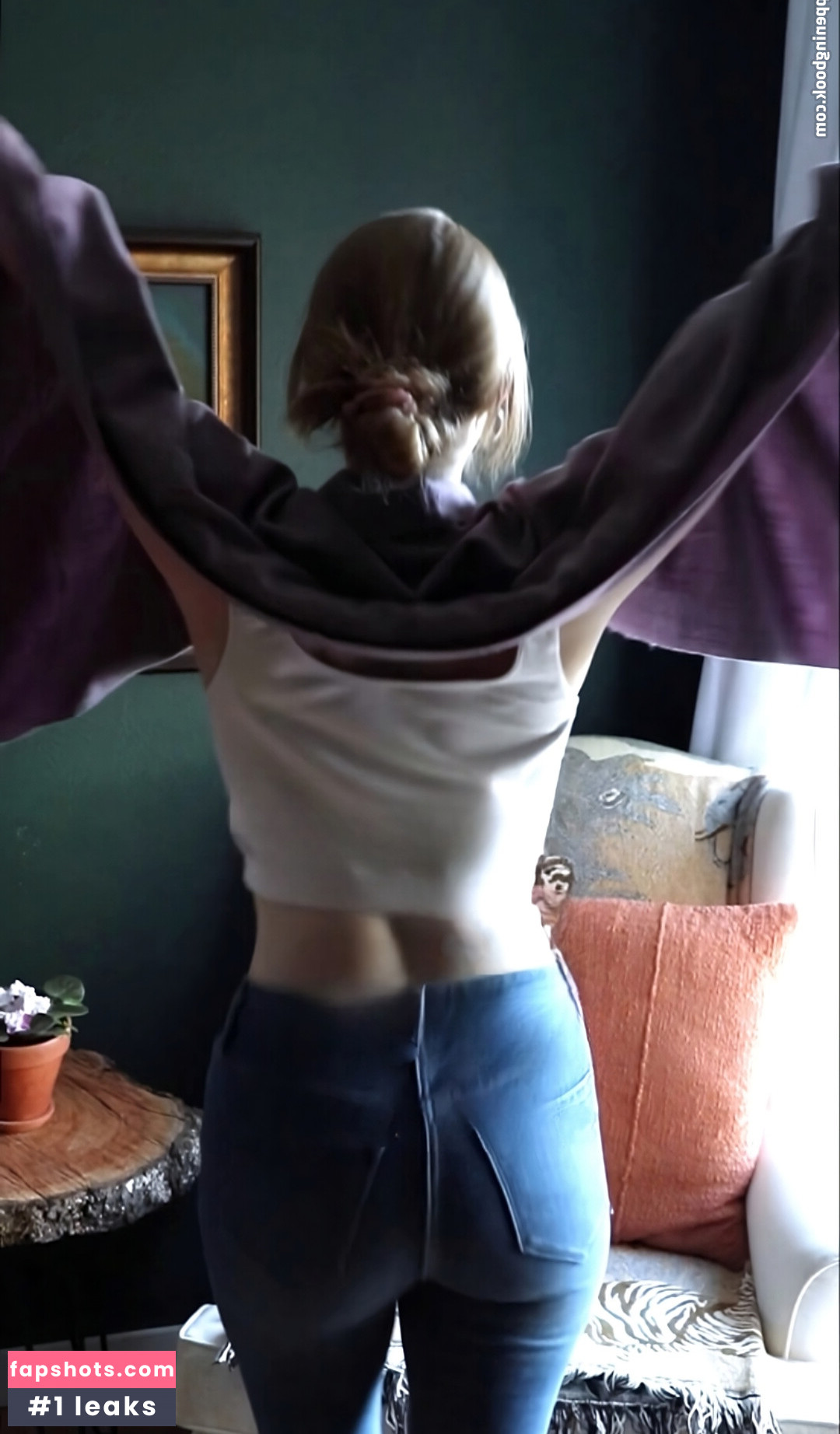 Ozley ASMR nude babe gallery