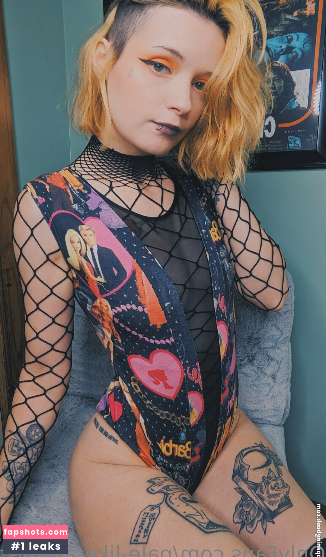 pale-like-a-ghost gallery photo #12