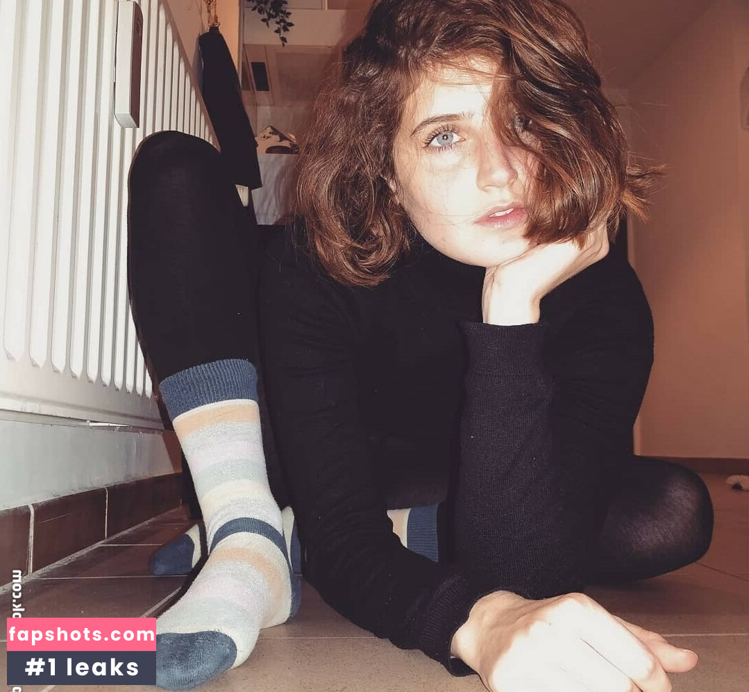 Pale Snow White gallery photo #16