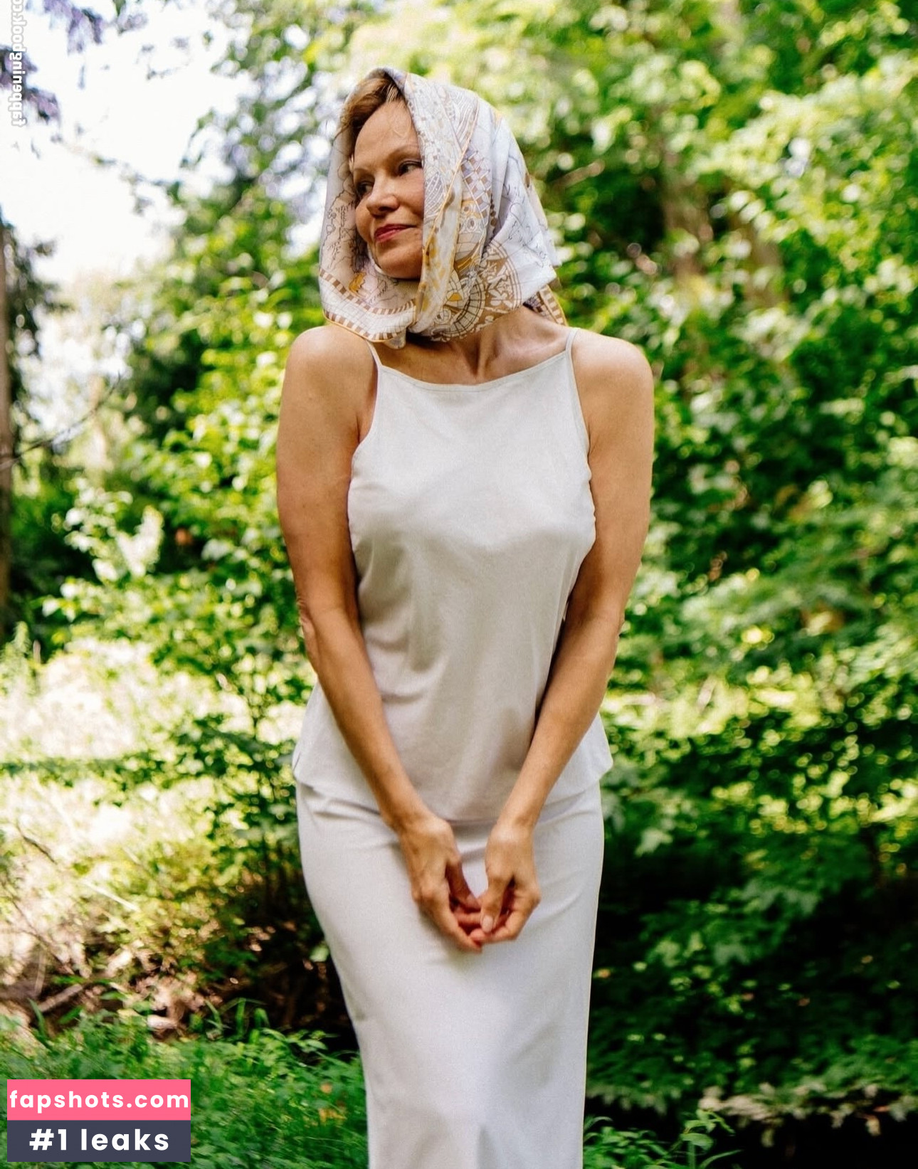 Pamela Anderson gallery photo #18