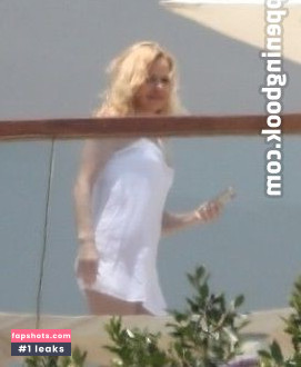 Pamela Anderson gallery photo #365