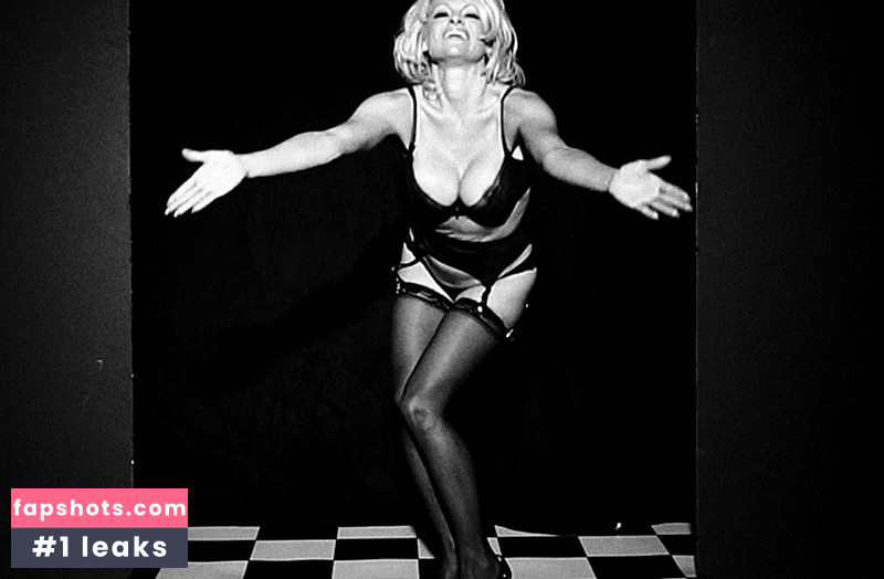 Pamela Anderson gallery photo #482
