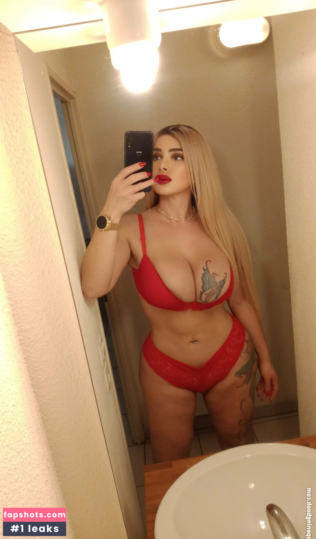 Pamela Falcão gallery photo #24