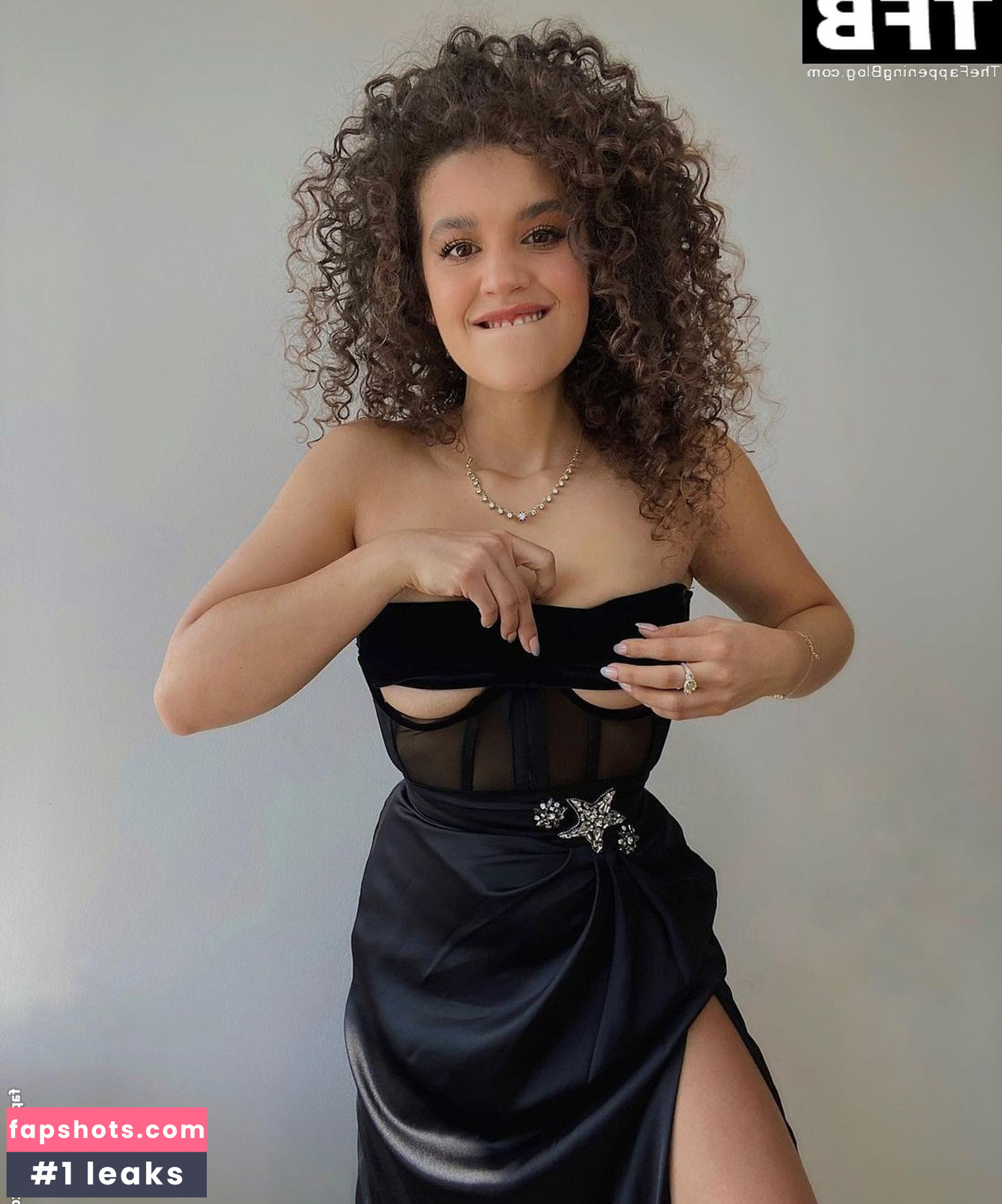 Pamela Moreno gallery photo #20