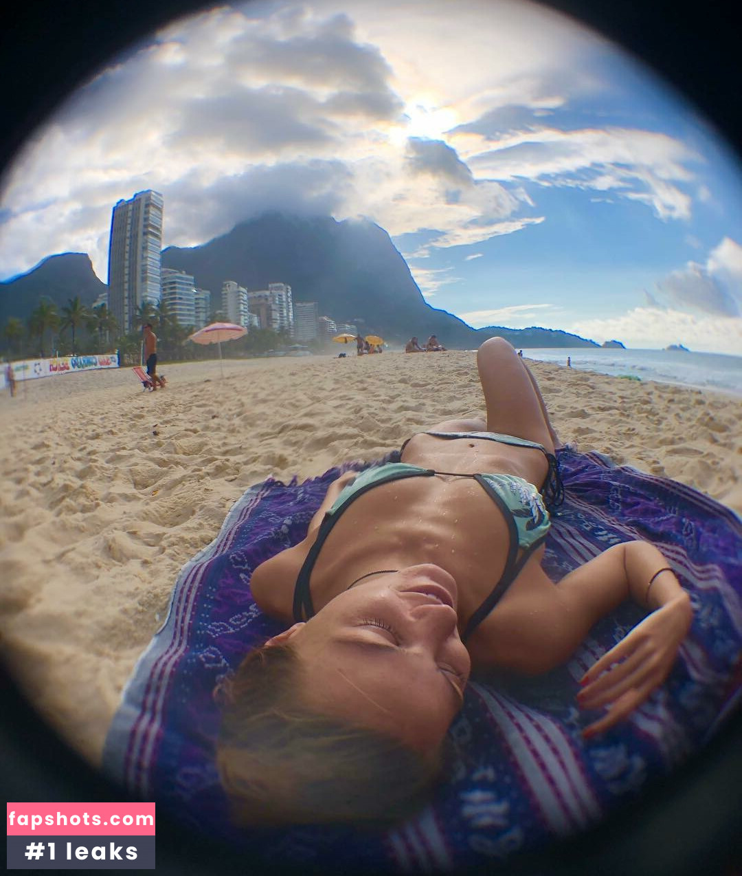 Pamela Tomé gallery photo #16