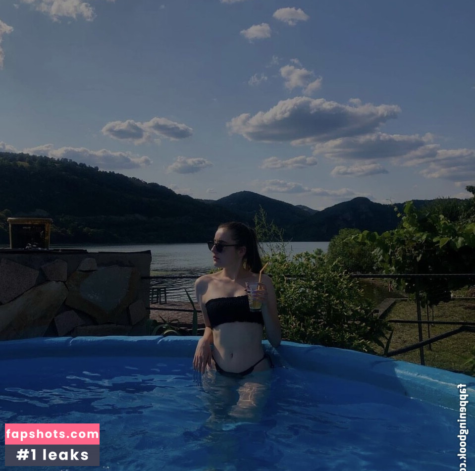 Patricia Martinescu nude babe gallery