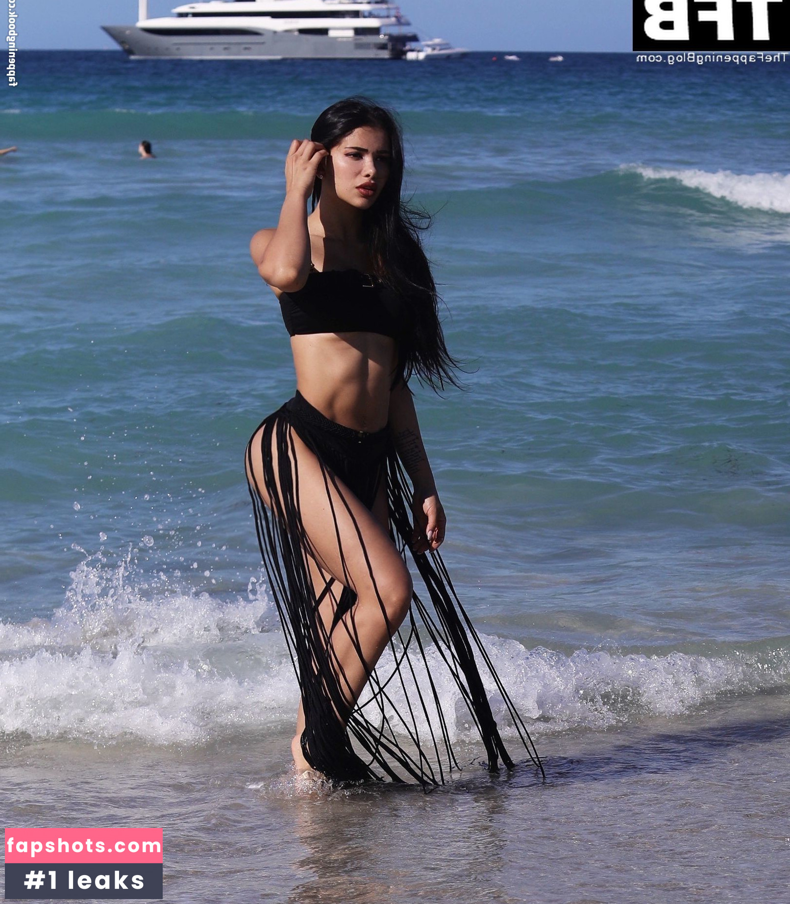 Paula Suarez nude babe gallery