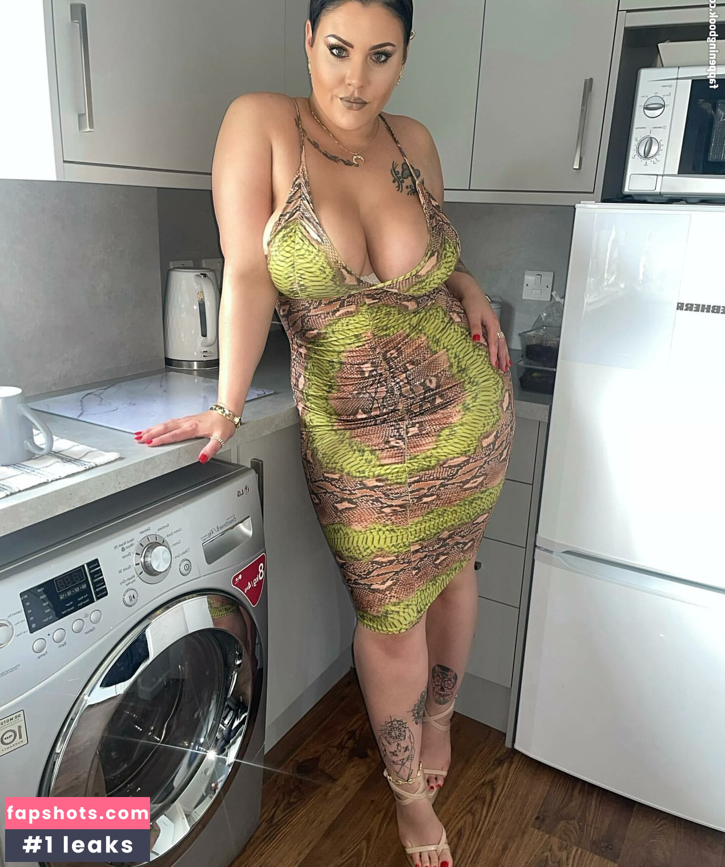 Peaches gallery photo #24